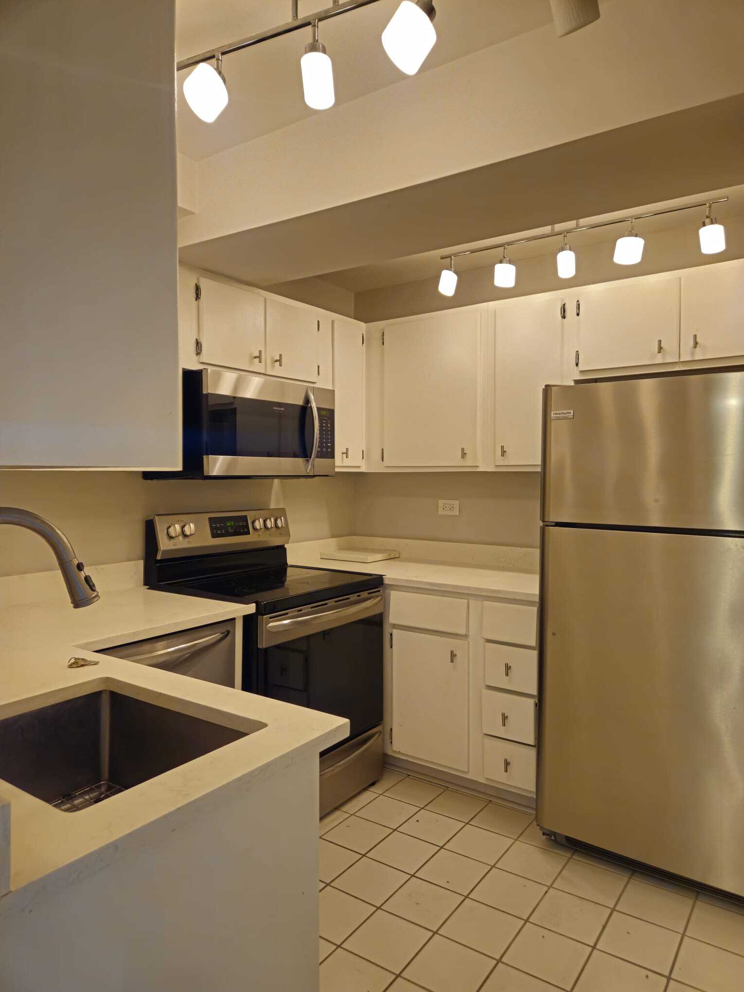Kitchen - 2909 N Sheridan Rd