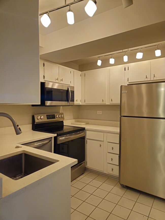 Kitchen - 2909 N Sheridan Rd