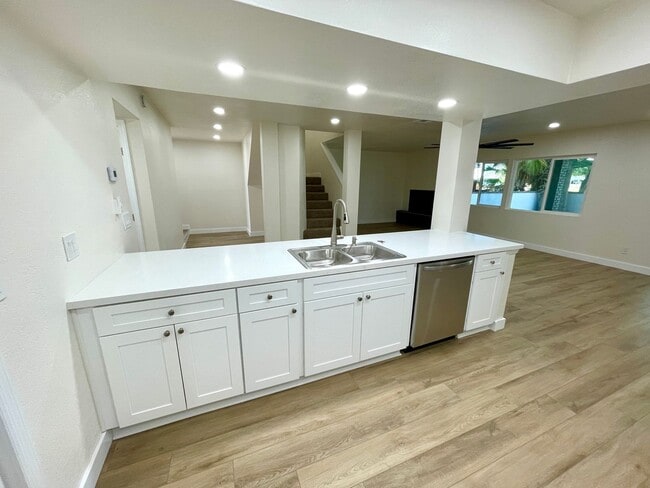 Building Photo - Gorgeous 2-Story Home with Golf Course Views and Modern Amenities!