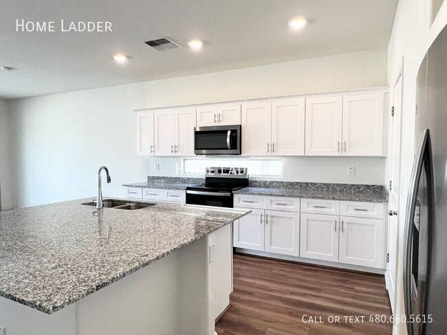 Building Photo - 1652 W Aztec Dr