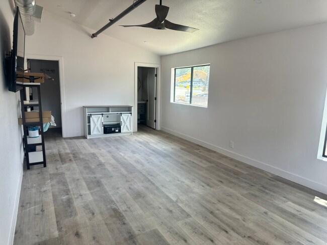 Building Photo - 858 E White Mountain Blvd