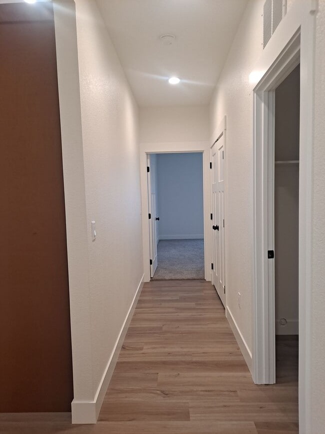 Building Photo - ALL PROSPECTIVE TENANTS MUST SUBMIT A $58 NON-REFUNDABLE APPLICATION FEE PER APPLICANT ONLINE AND...