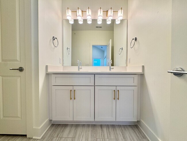 Building Photo - 3 Bedroom, 2.5 Bathroom Home w/ 2 Car Garage in Downtown Franklin