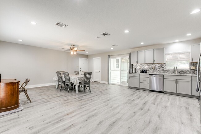 Building Photo - 3 Bedroom/2 Bath Los Angeles Heights Subdi...