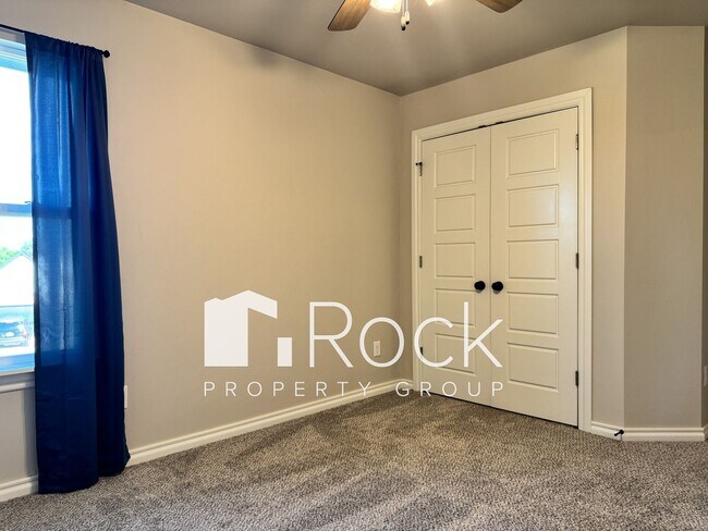 Building Photo - Spacious 3-Bedroom Home with Designer Kitc...
