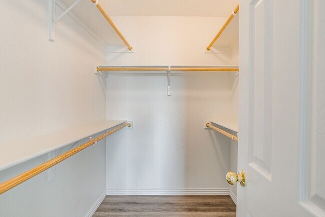 Building Photo - Spacious Well Maintained 2 Bed- 2.5 Bath T...