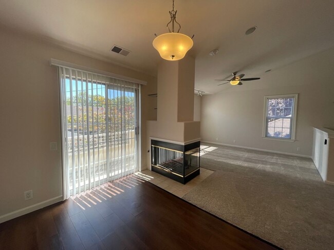 Building Photo - Exceptionally Spacious and Modernized 2x2 Townhouse w/Garage and Washer/Dryer Hookups!