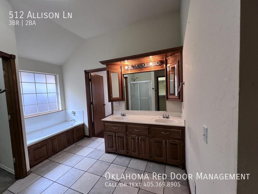 Building Photo - 512 Allison Ln