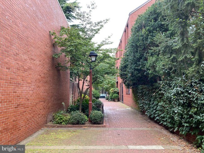 Building Photo - 323 Cypress St