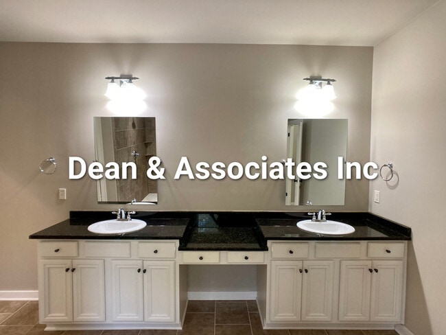 Building Photo - 472 Lake Chelsea Way