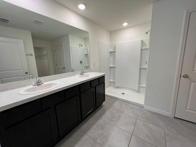 Building Photo - 4 Bedroom, 2 Bathroom Home in the Highly D...
