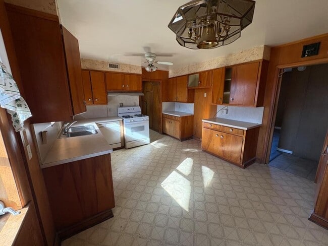 Building Photo - 603 E Maple St