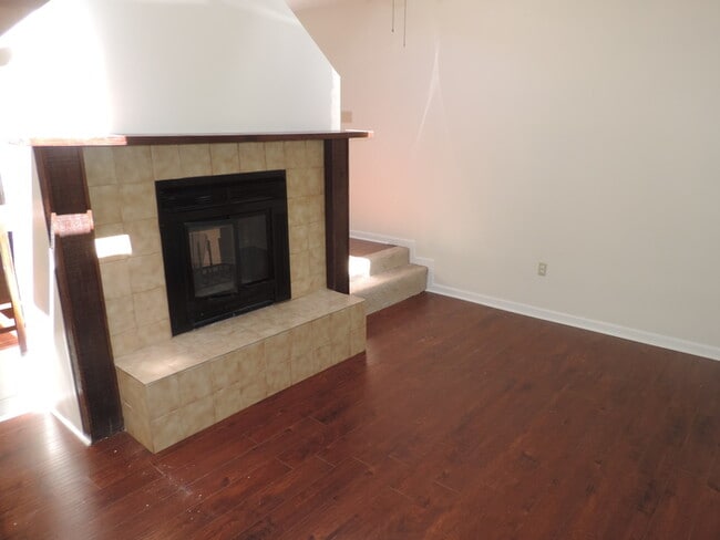 Building Photo - Remoldel Town Home