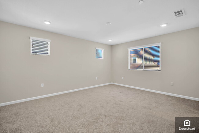 Building Photo - 5587 Saddle Rock Ln