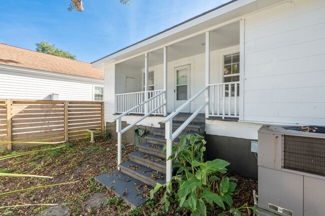 Building Photo - Classic Charleston Home with Modern Comforts!
