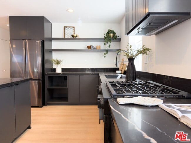 Building Photo - 2220 1/2 Aaron St