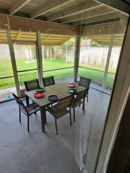 Building Photo - 2419 NE 2nd Ave