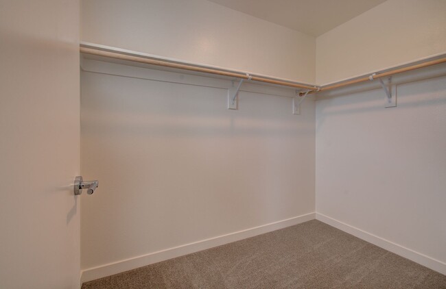 Building Photo - Beautiful Townhouse with Easy Access to Ev...