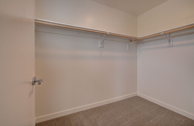 Building Photo - Beautiful Townhouse with Easy Access to Everything!