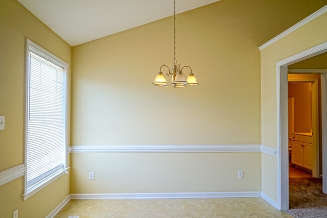 Building Photo - Ranch Home | Back Deck | Fenced In Backyar...