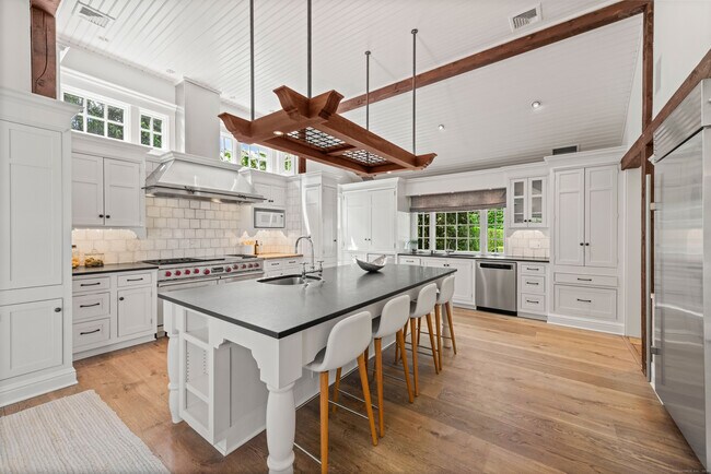 Building Photo - 945 Oenoke Ridge