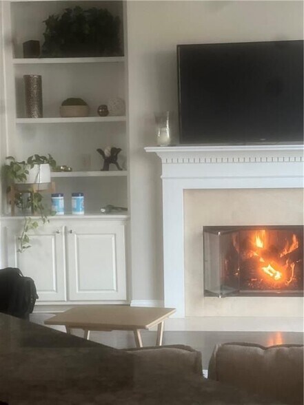 Building Photo - 608 Maple Grove Way