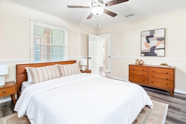 Building Photo - Charming Waterfront Home in Southside