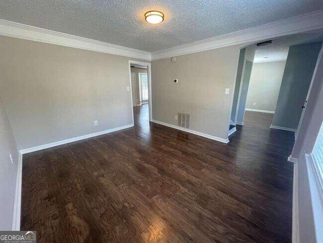 Building Photo - 2200 Burdett Ridge Dr
