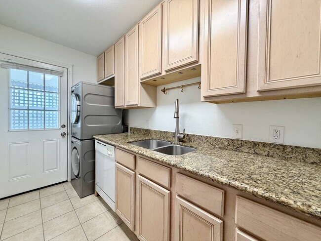 Building Photo - 2126 Banks St