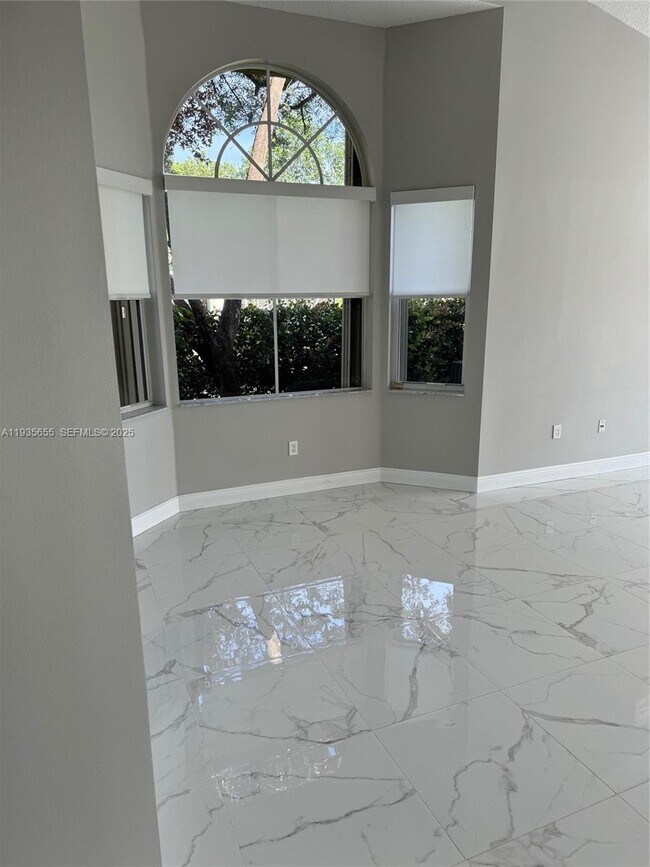 Building Photo - 652 W Palm Aire Dr