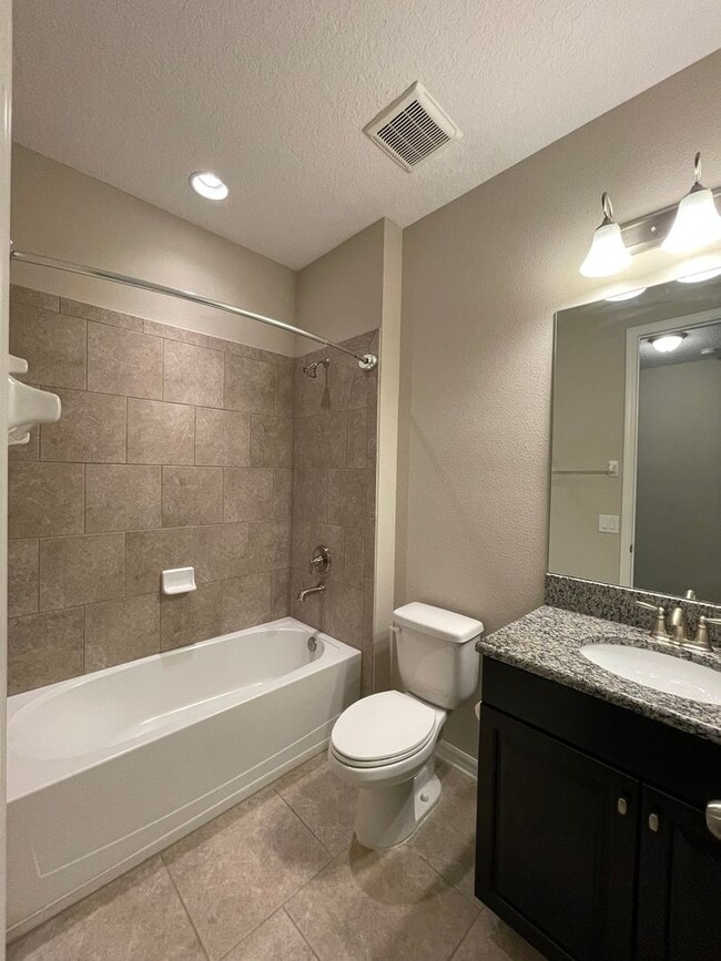 Building Photo - Open and Airy Home in Talavera