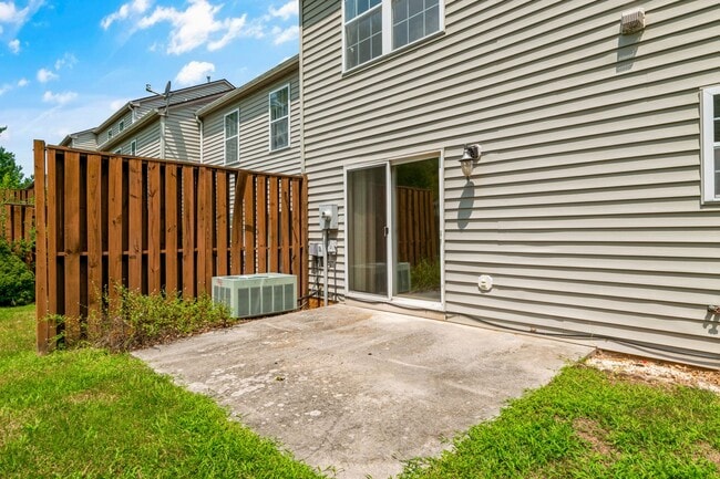 Building Photo - 3 bed/2.5 bath Off street parking