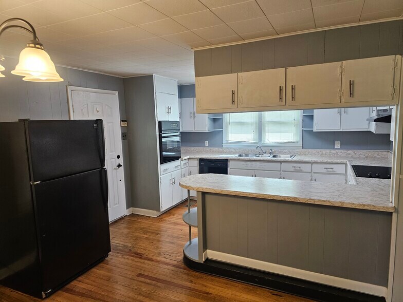 Building Photo - 1927 Lone Oak Rd