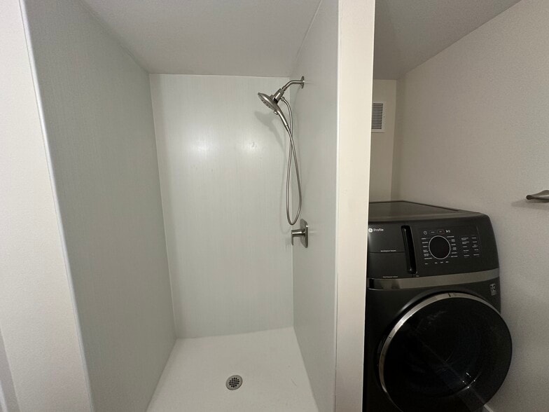 Building Photo - 2412 Columbia St SW