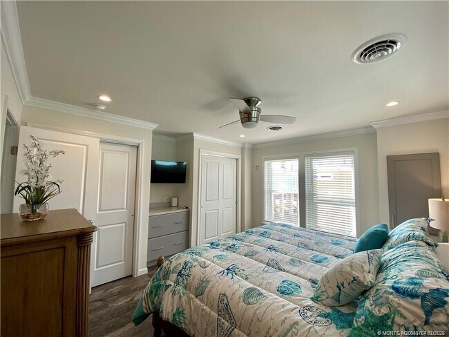 Building Photo - 2646 NE Pelican Wy