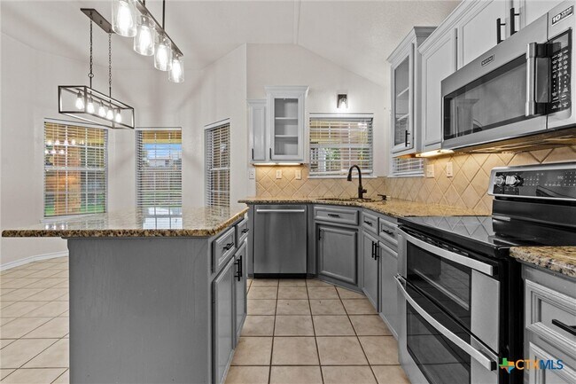 Building Photo - 418 Canoe Dr