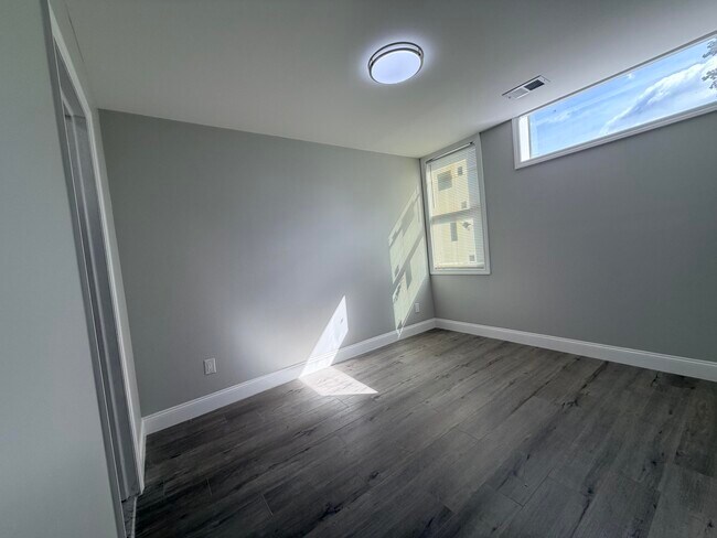 Building Photo - 341 Grosvenor Ave