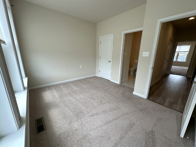 Building Photo - Luxury Townhome in Frederick