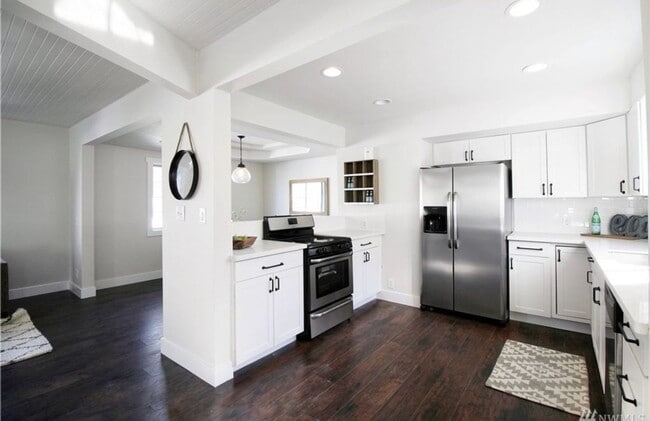 Building Photo - Remodeled
