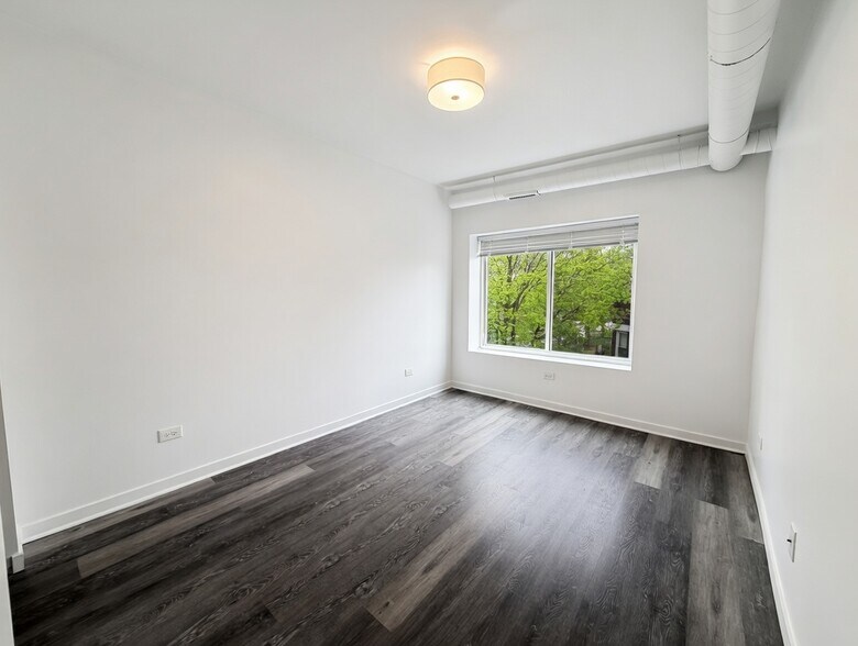 Building Photo - 1704 W Glenlake Ave