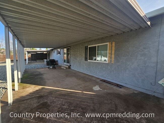 Building Photo - House with Huge Shop in the Heart of Redding Available Now!