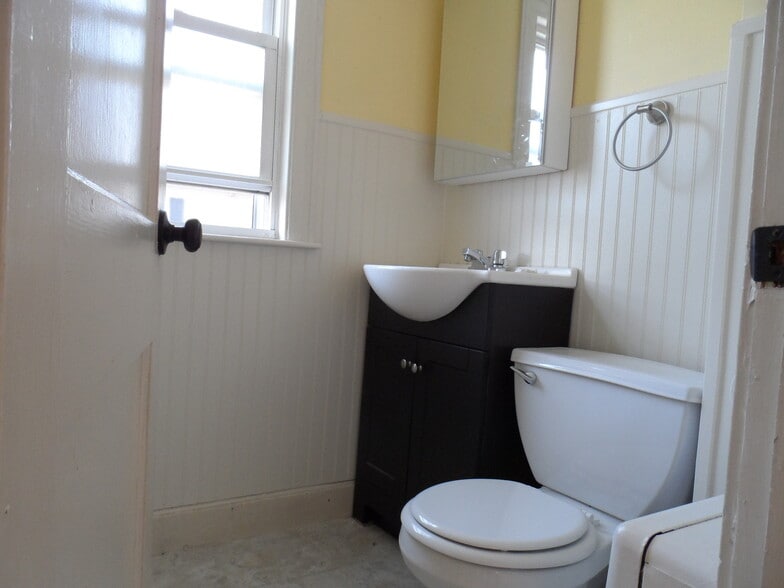 Building Photo - 11 Chestnut St