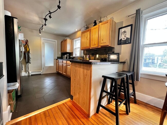 Building Photo - Amazing Location for a 2-Bedroom, 1-Bathroom Duplex Unit!