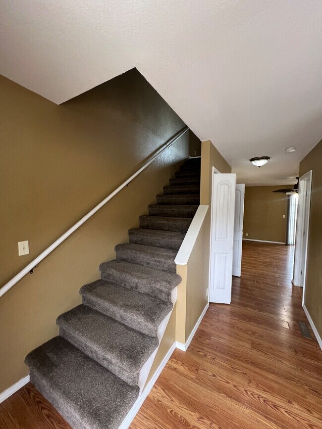 Building Photo - 2BR Prestine / Lakeview Townhouse