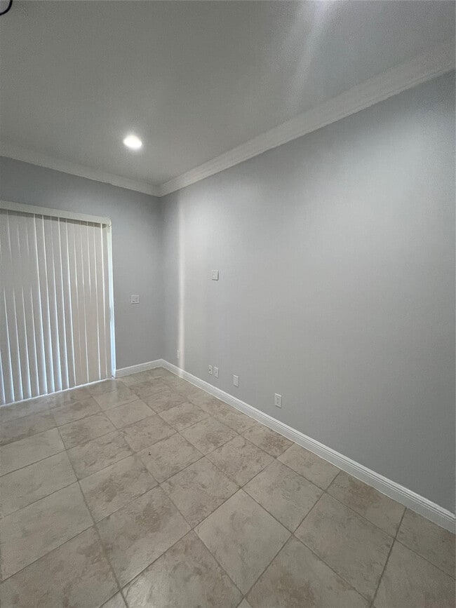 Building Photo - 3318 Lakeside Dr