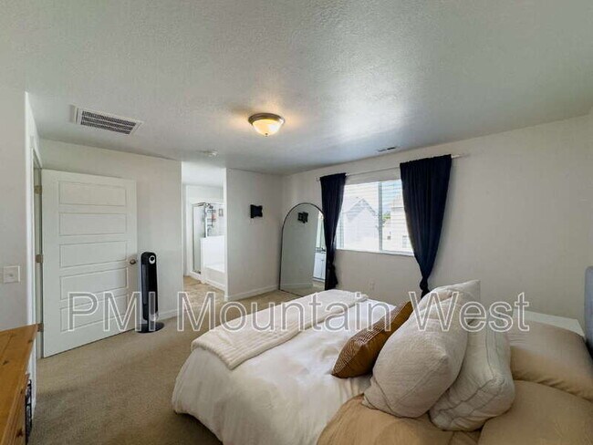Building Photo - 3565 Water Lilly Ln