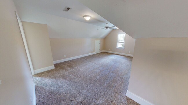 Building Photo - Large 5 Bedroom with Large Fenced in Back ...