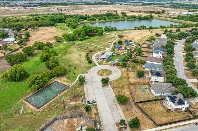 Building Photo - 903 Estate Dr