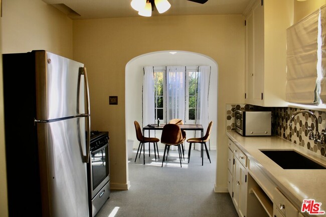 Building Photo - 495 N 8th Ave