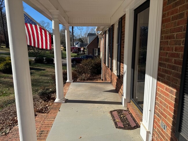 Building Photo - Available to Show